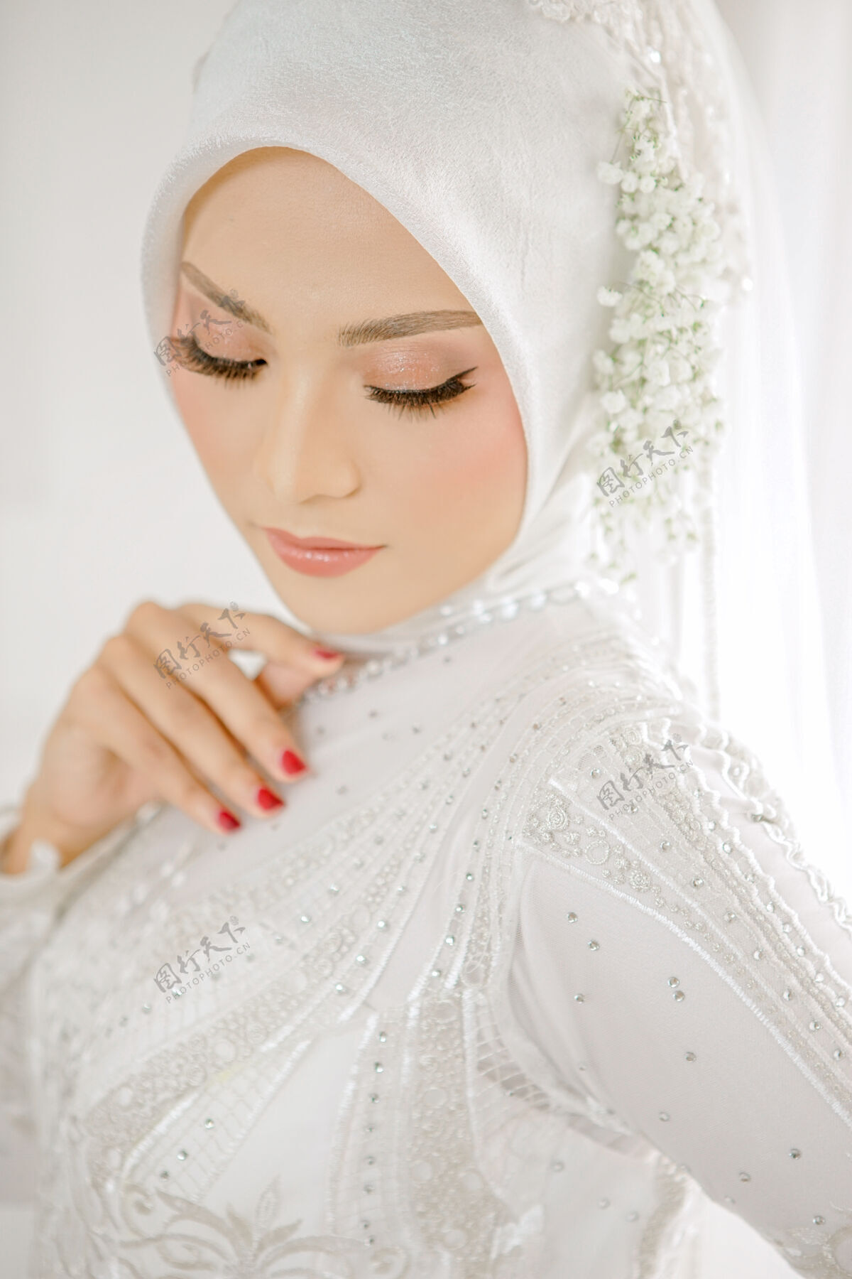 时尚美丽的穆斯林妇女穿着白色婚纱的画像女性女人服饰