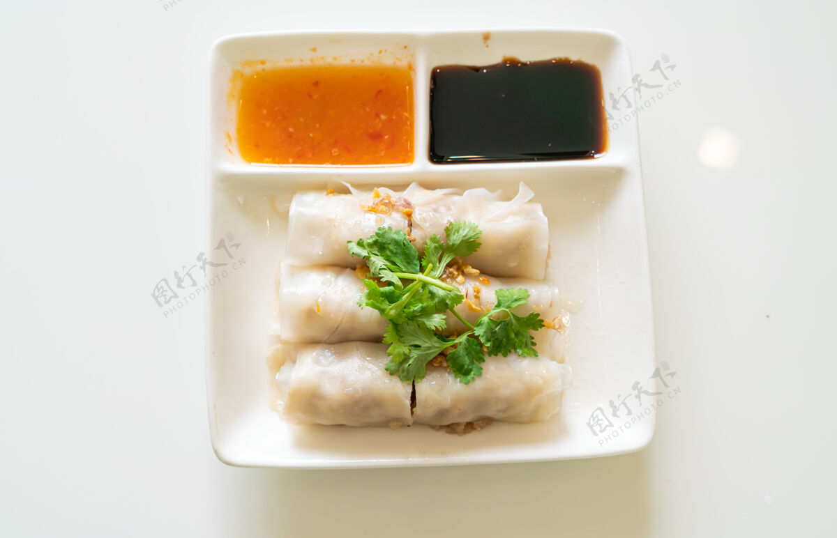 包装中国蟹蒸米粉卷-亚洲风味蒸汽砂锅晚餐