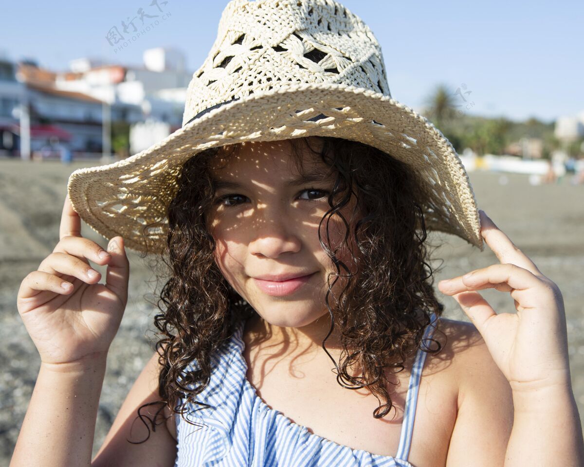 假期特写海滩上戴帽子的女孩乐趣孩子放松