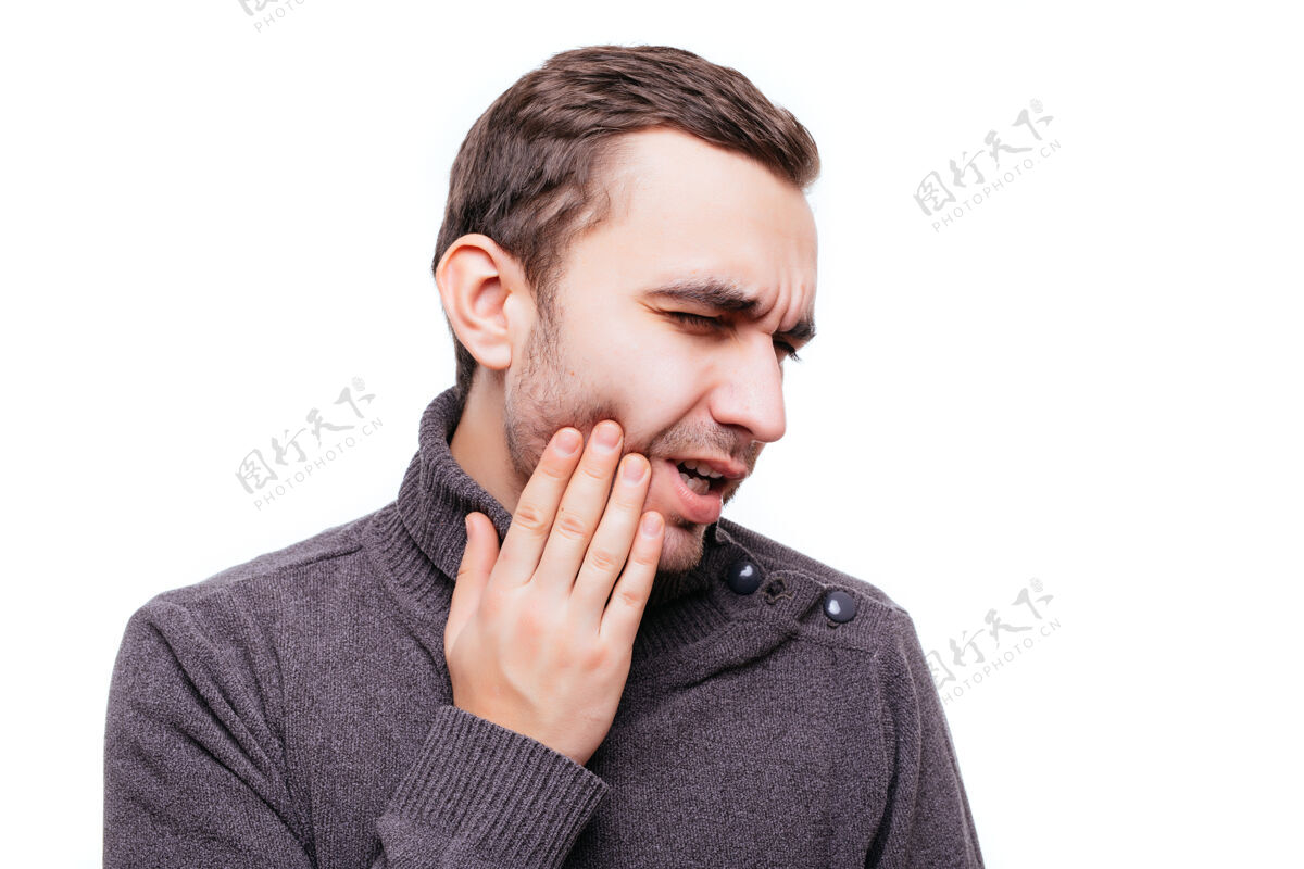 疾病帅气的年轻人牙疼 摸着他的脸颊 靠着白墙止住了疼痛手情绪成人