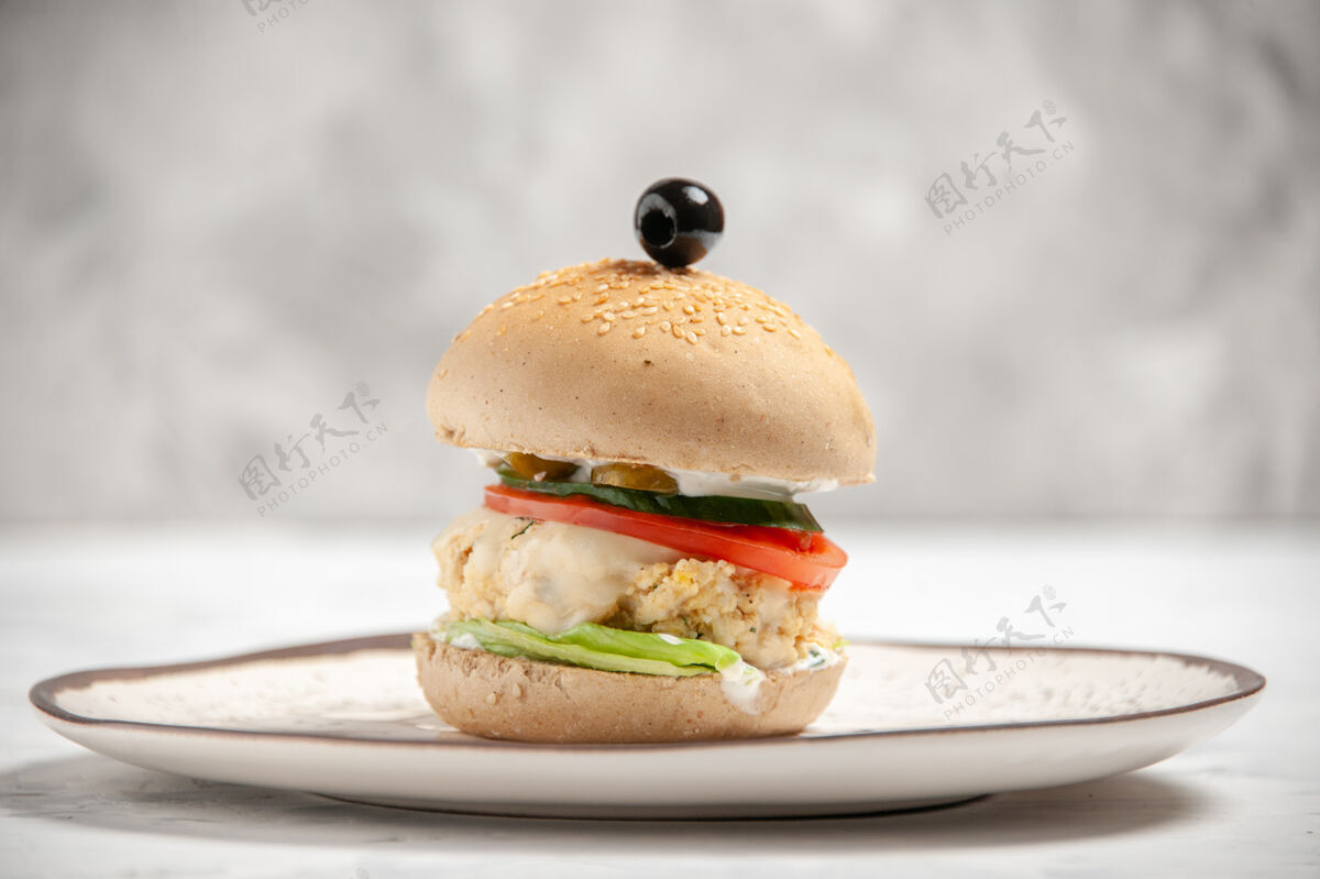 晚餐自制美味三明治的正面图 放在一个有污渍的白色表面的盘子上 有自由空间一餐生菜三明治