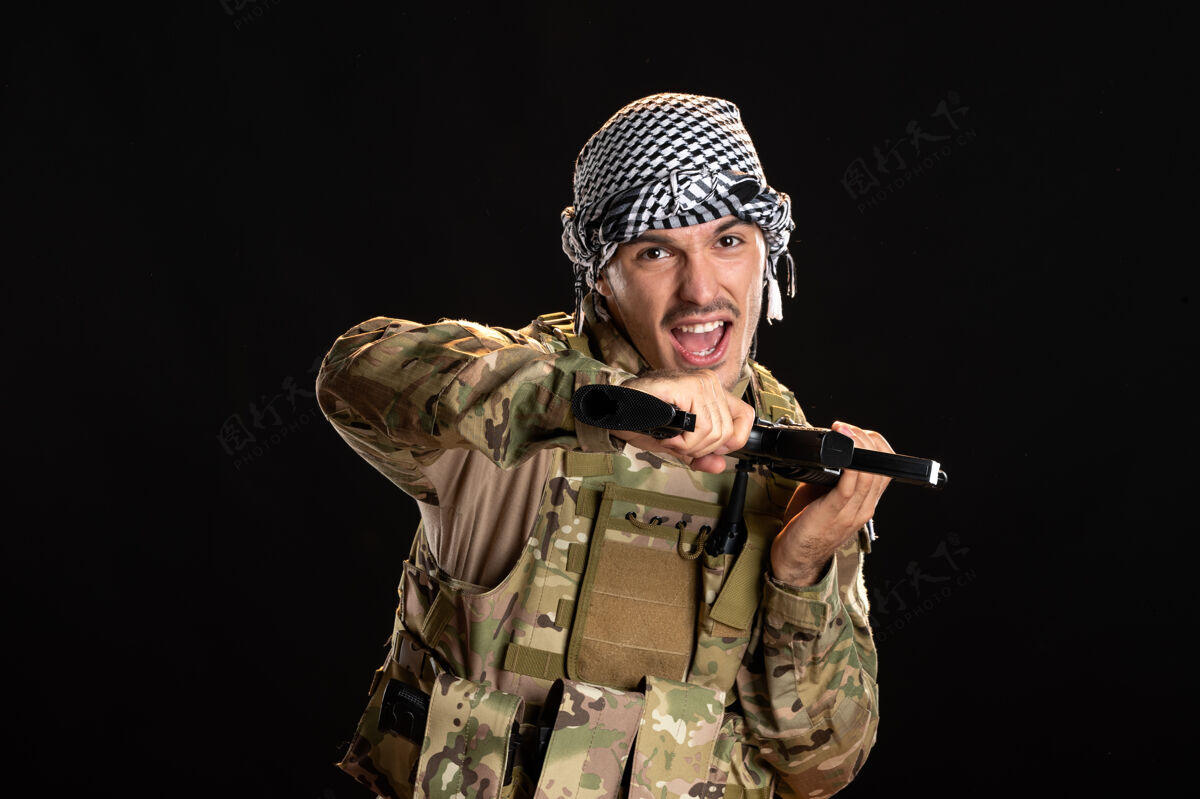 人一名巴勒斯坦士兵在黑墙上用机关枪伪装士兵人战争