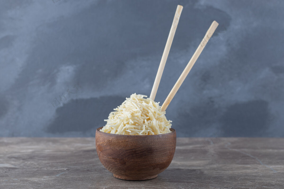 营养筷子旁边放着一小碗意大利面 放在大理石面上美味美味蛋白质