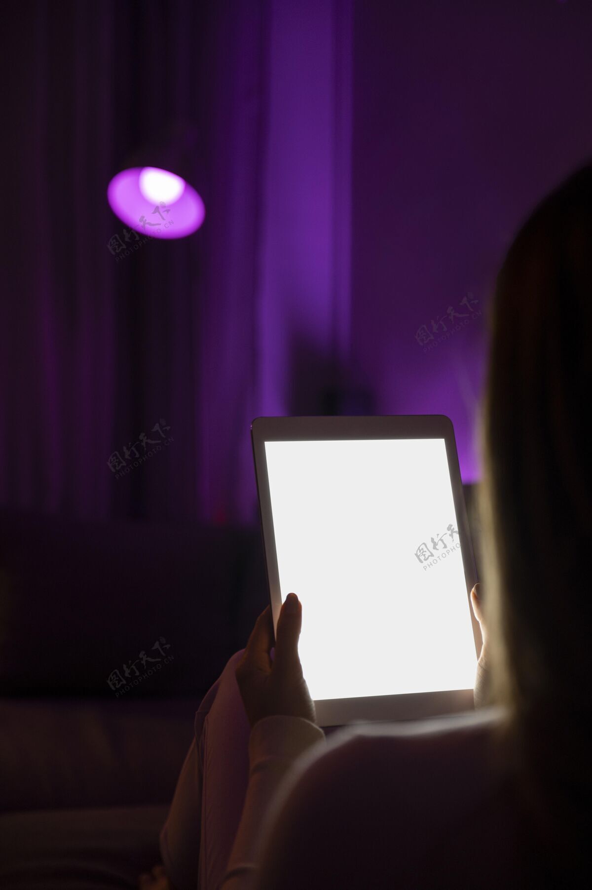 科技黑暗中的女人女人平板电脑科技