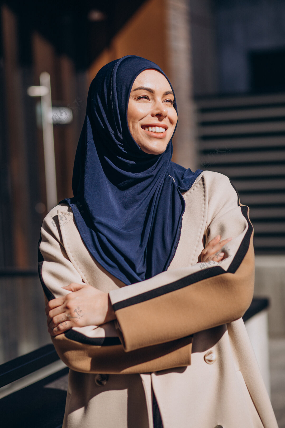 成功现代穆斯林妇女戴头巾走在街上漂亮年轻女人传统