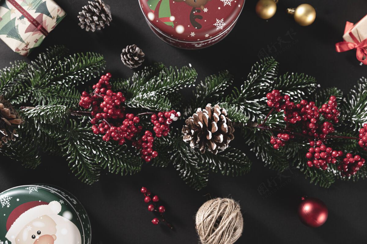 快乐顶视图拍摄松枝与锥和礼物在一个黑色的桌子-圣诞节的概念盒子松树季节