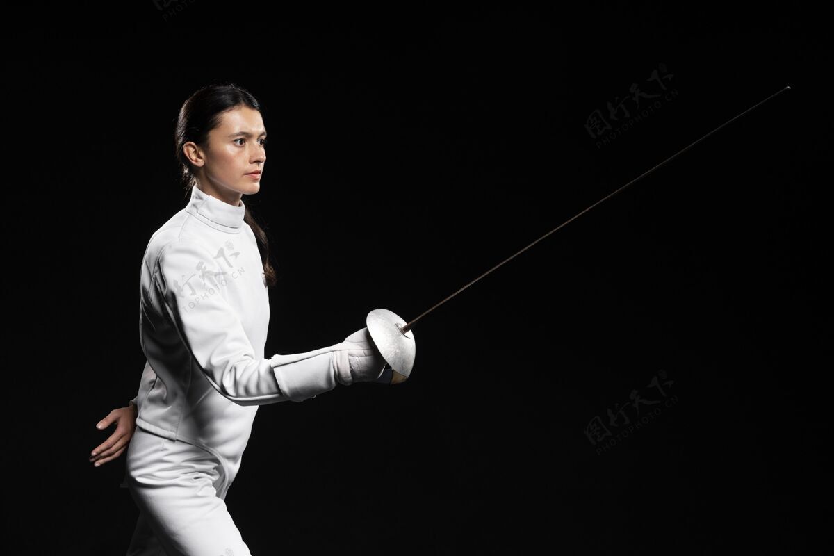训练年轻女子在击剑女人女人运动