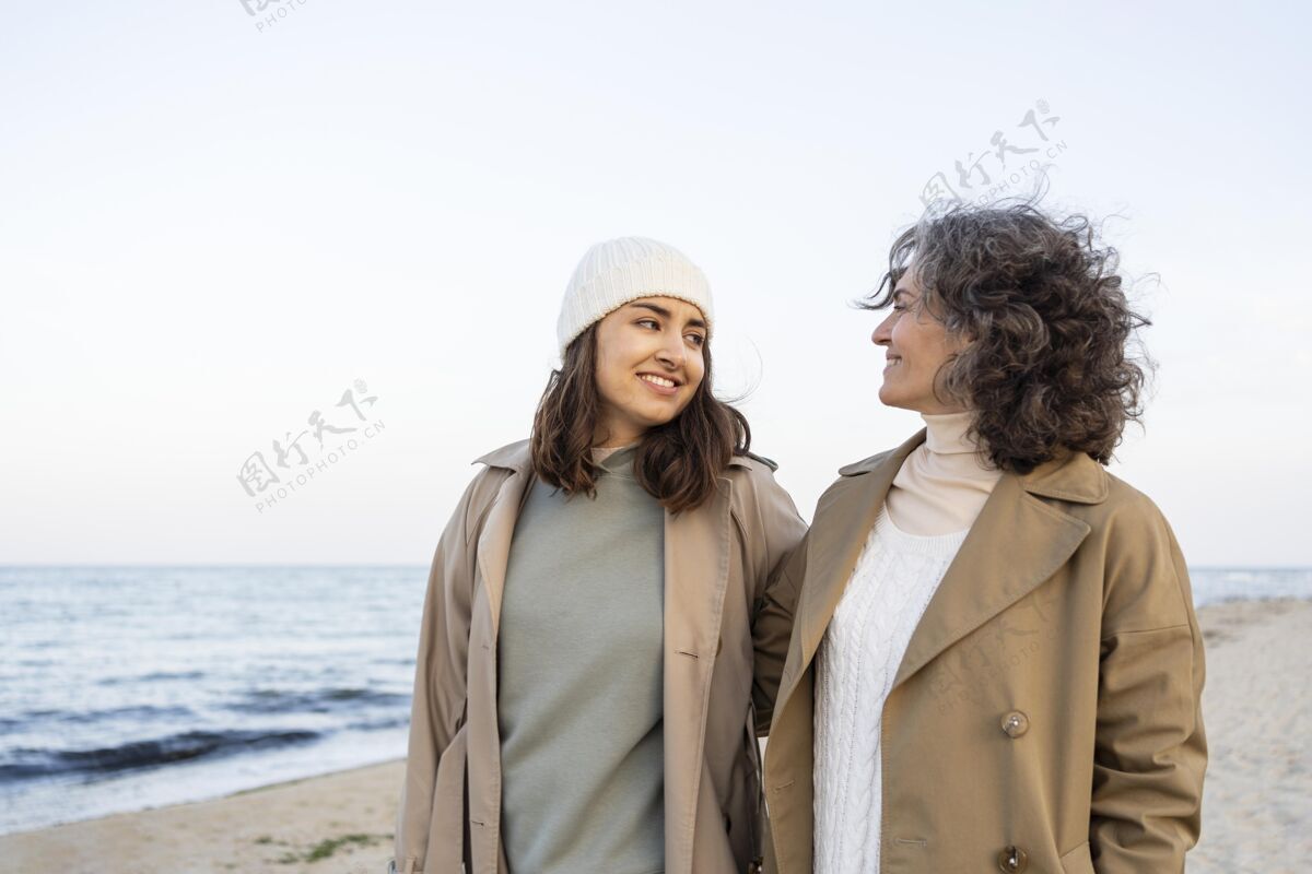 水平母女俩一起在沙滩上度过时光纽带女人女人