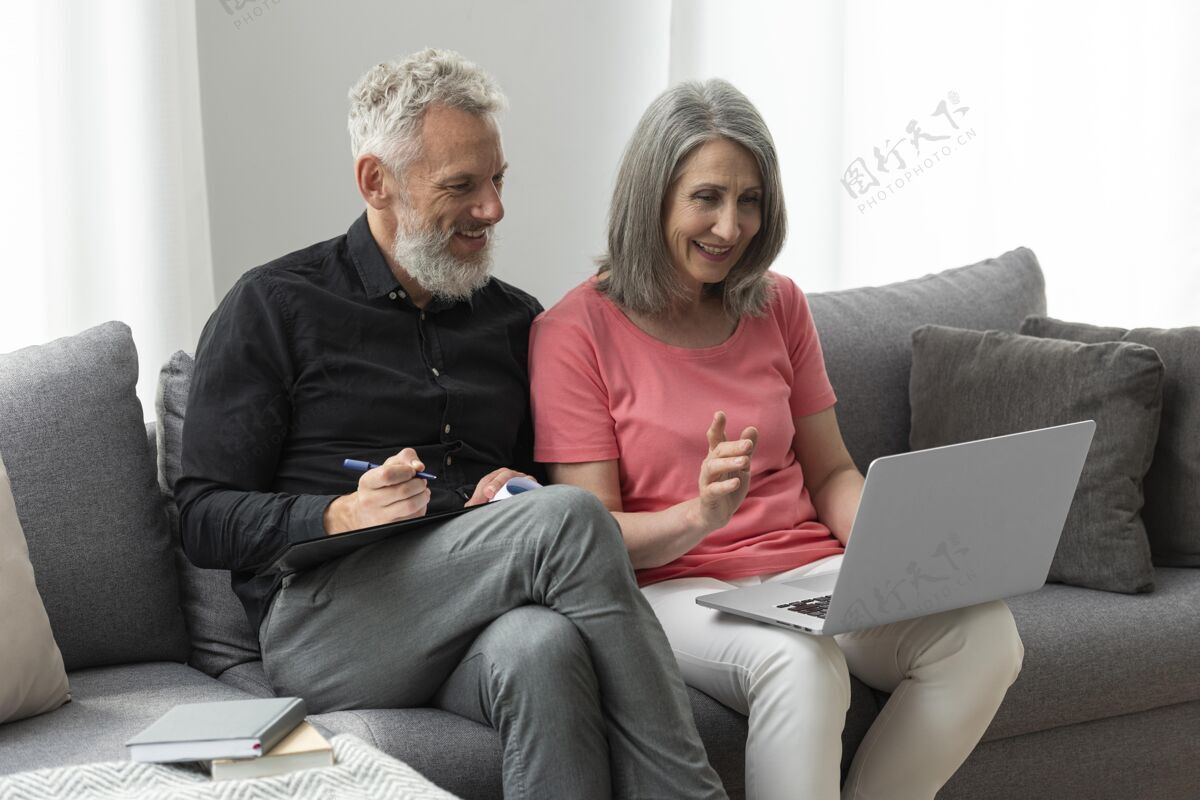 水平老两口在家沙发上用笔记本电脑学习夫妇老年夫妇