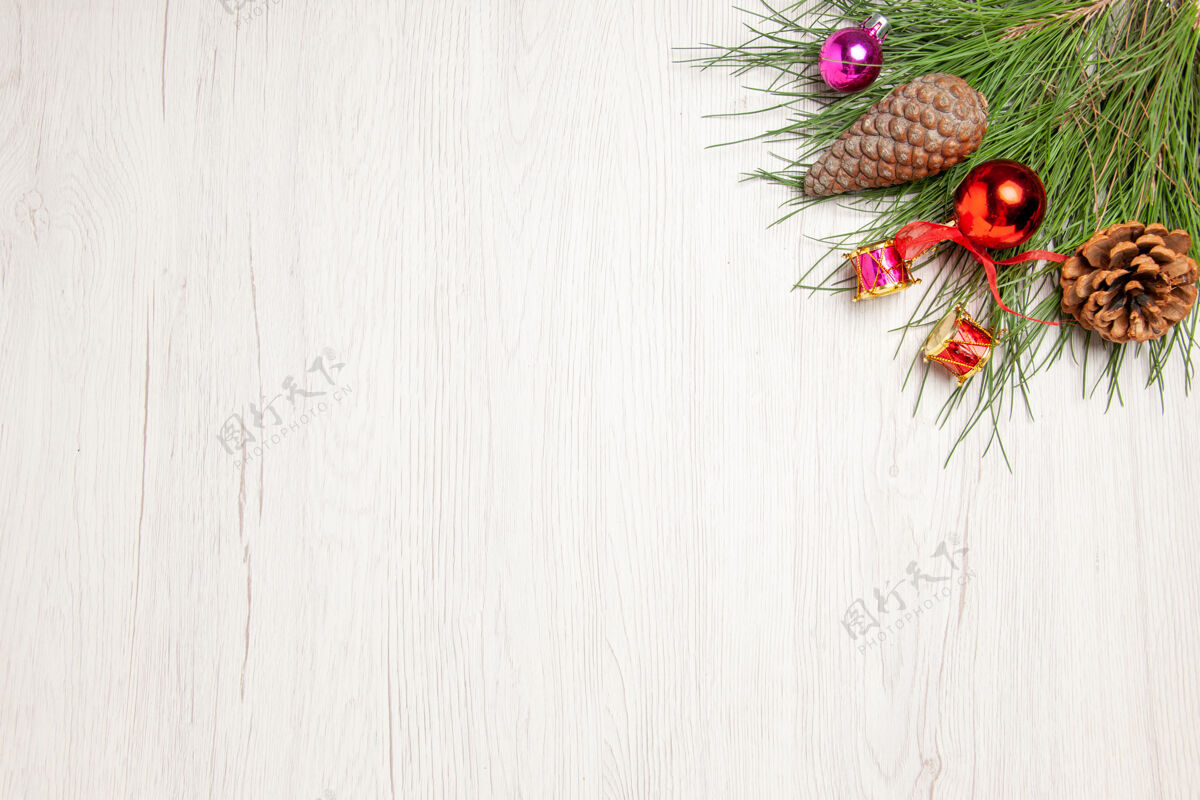 玩具顶视图与玩具圣诞树上的白色空间框架杉木松树