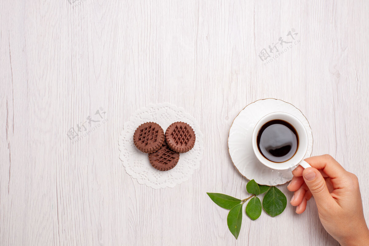 香味俯瞰一杯茶 白色桌面上有巧克力饼干糖茶饼干甜饼干糖早餐咖啡
