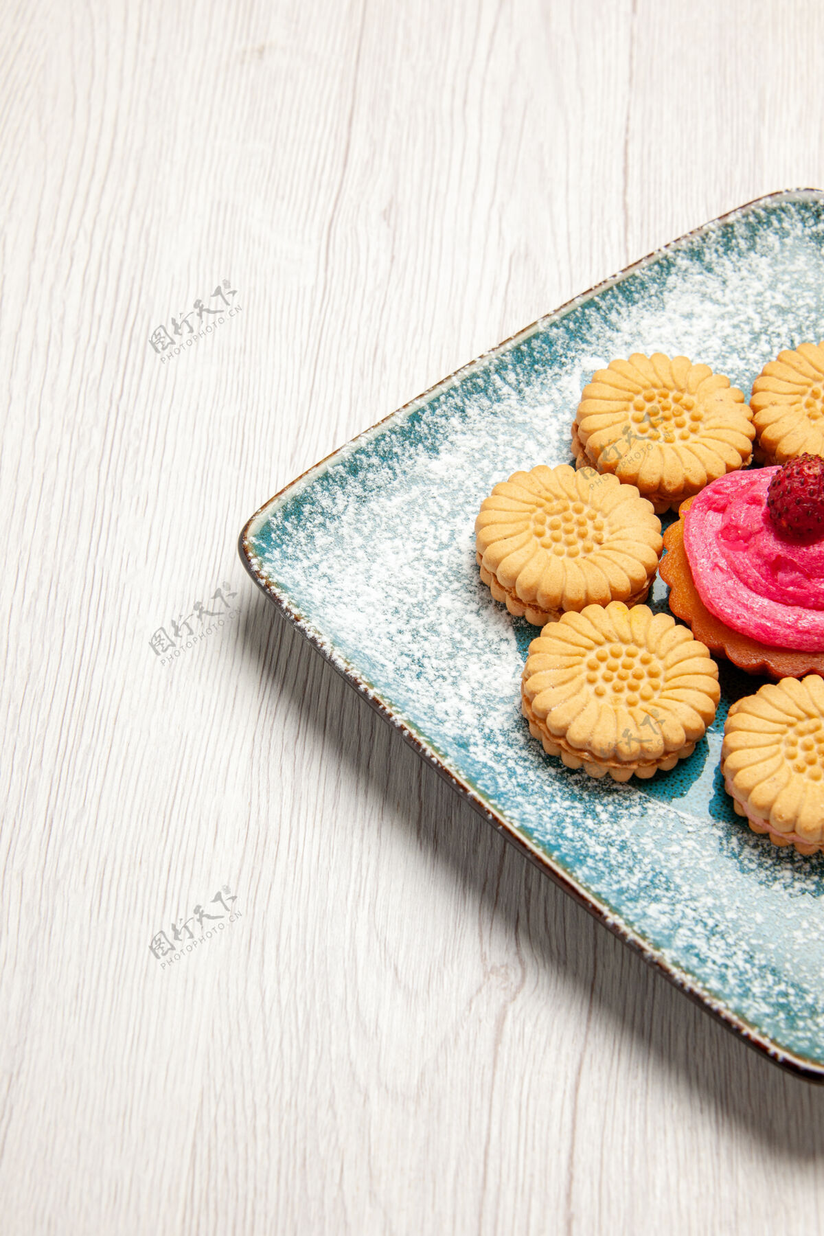容器前视图小甜饼与水果蛋糕内板上的白色办公桌甜饼饼干蛋糕糖糖布料饼干