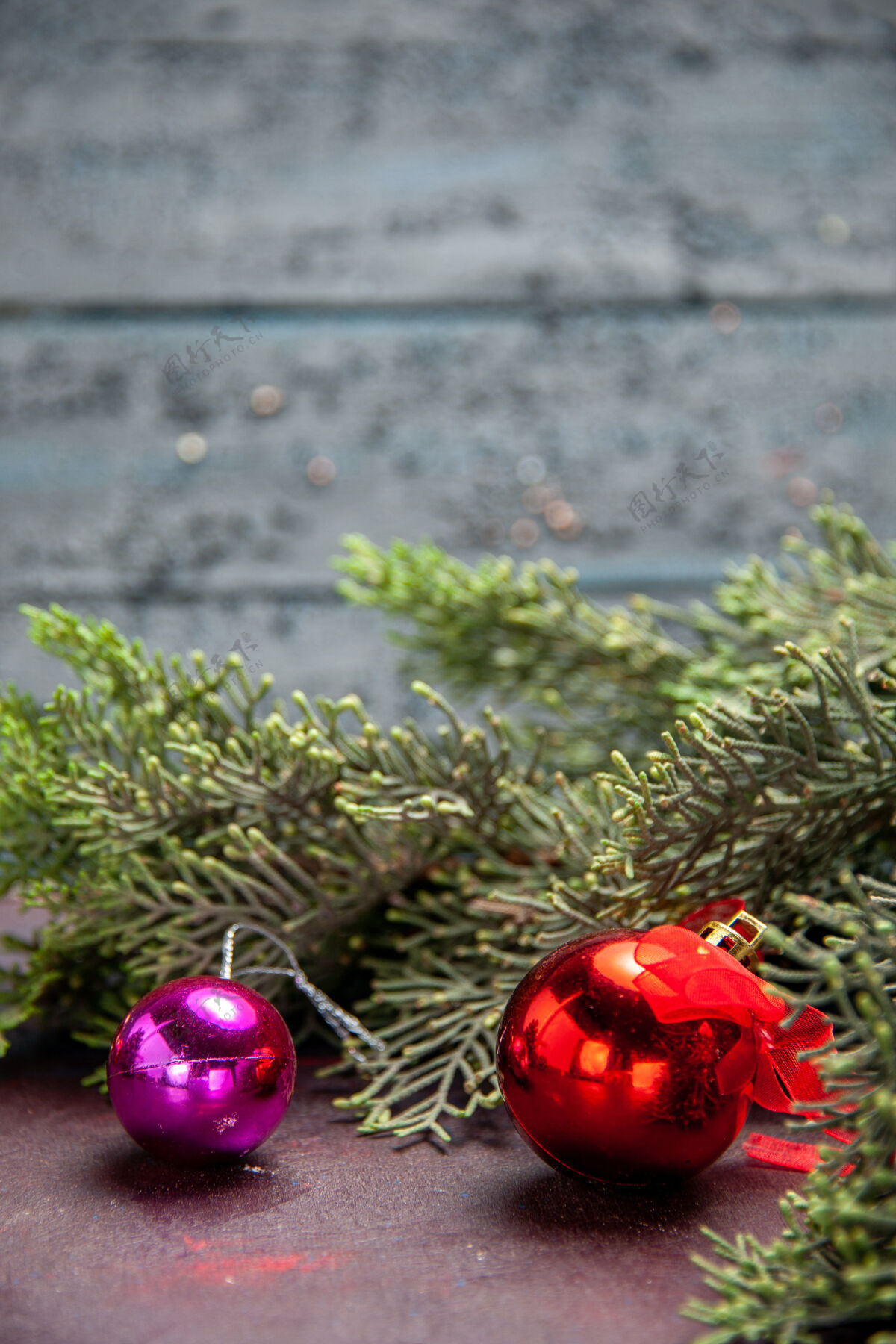 节日前视图圣诞玩具与树上的深色办公桌树植物圣诞假期球传统松树