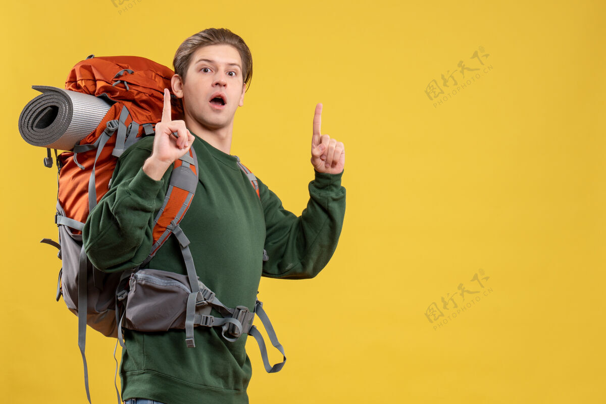 人正面图年轻男子背着背包准备远足游客自然年轻男性