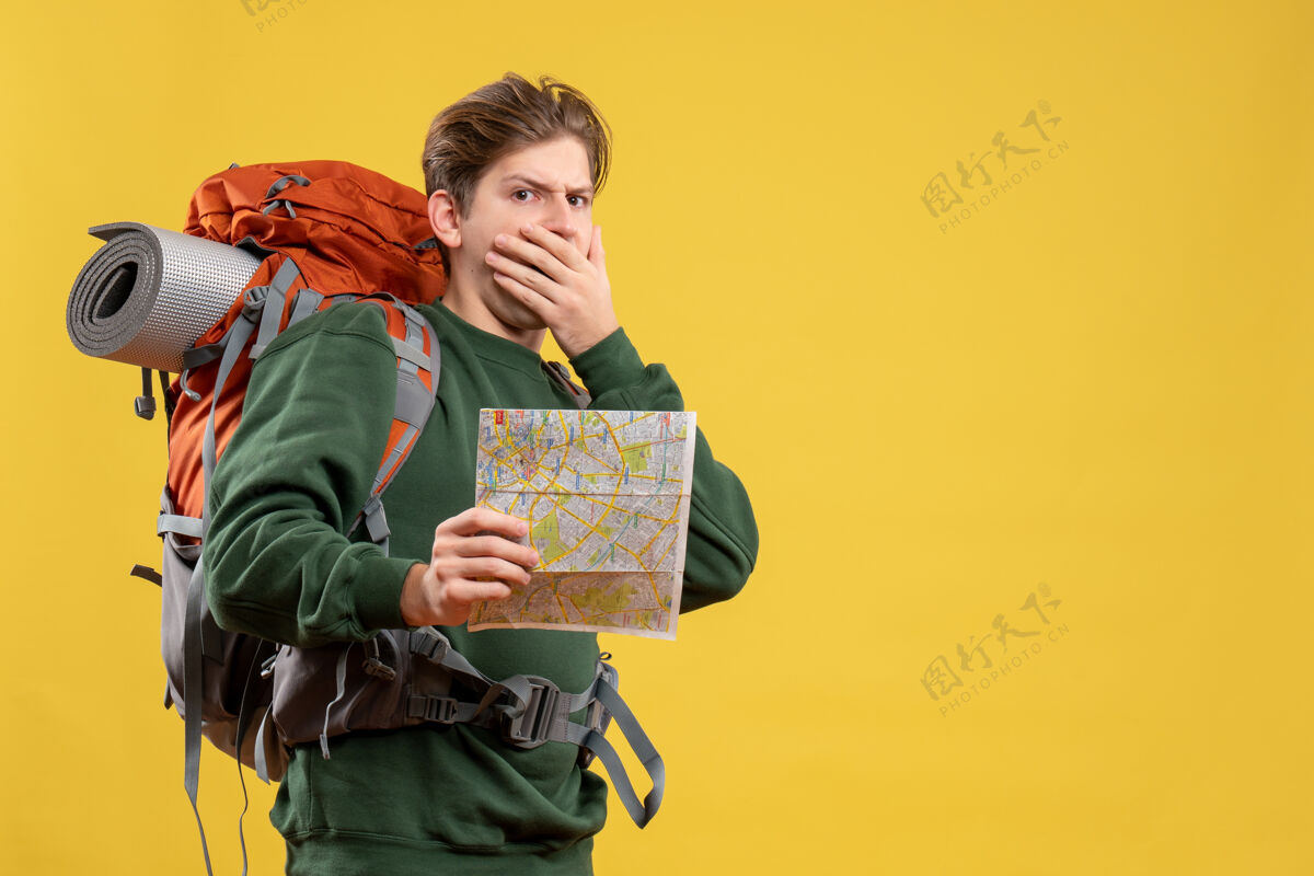 颜色正面图年轻男性手持地图准备远足度假人冒险