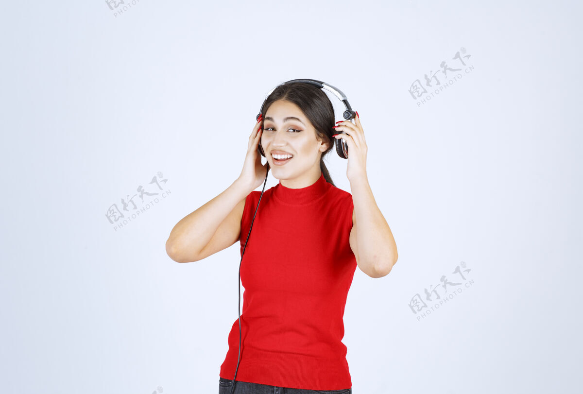 音量Dj带着耳机拿出一只耳朵好好听声音女人表演