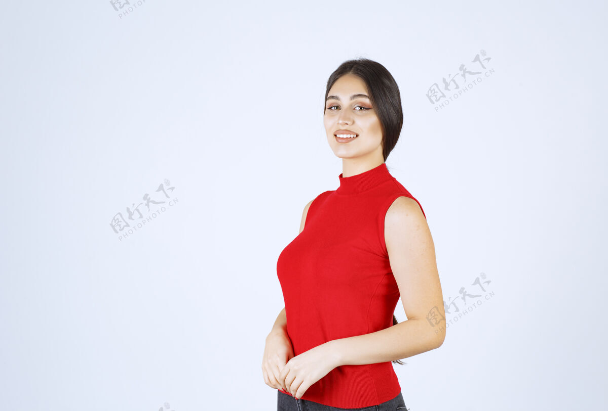 漂亮穿红衬衫的女孩摆出积极诱人的姿势工人休闲人