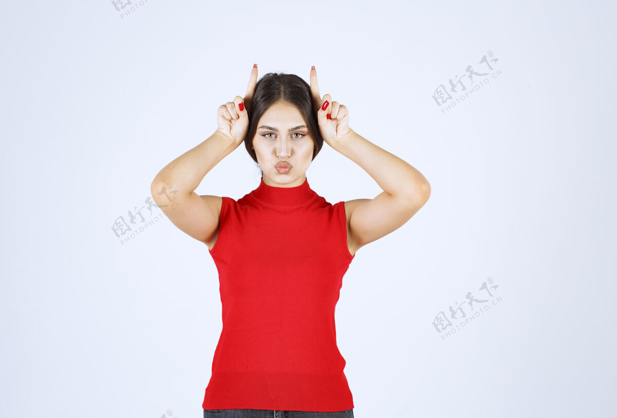 成人穿红衬衫的女孩露出狼耳朵人雇员野兽