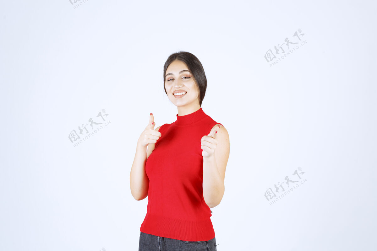 年轻人穿红衬衫的女孩注意到前面有人在招呼他女性指点姿势