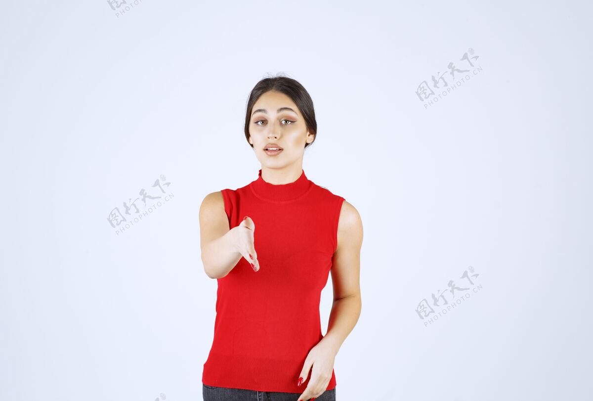 工人穿红衬衫的女孩注意到前面有人在招呼他成年人模特欢呼