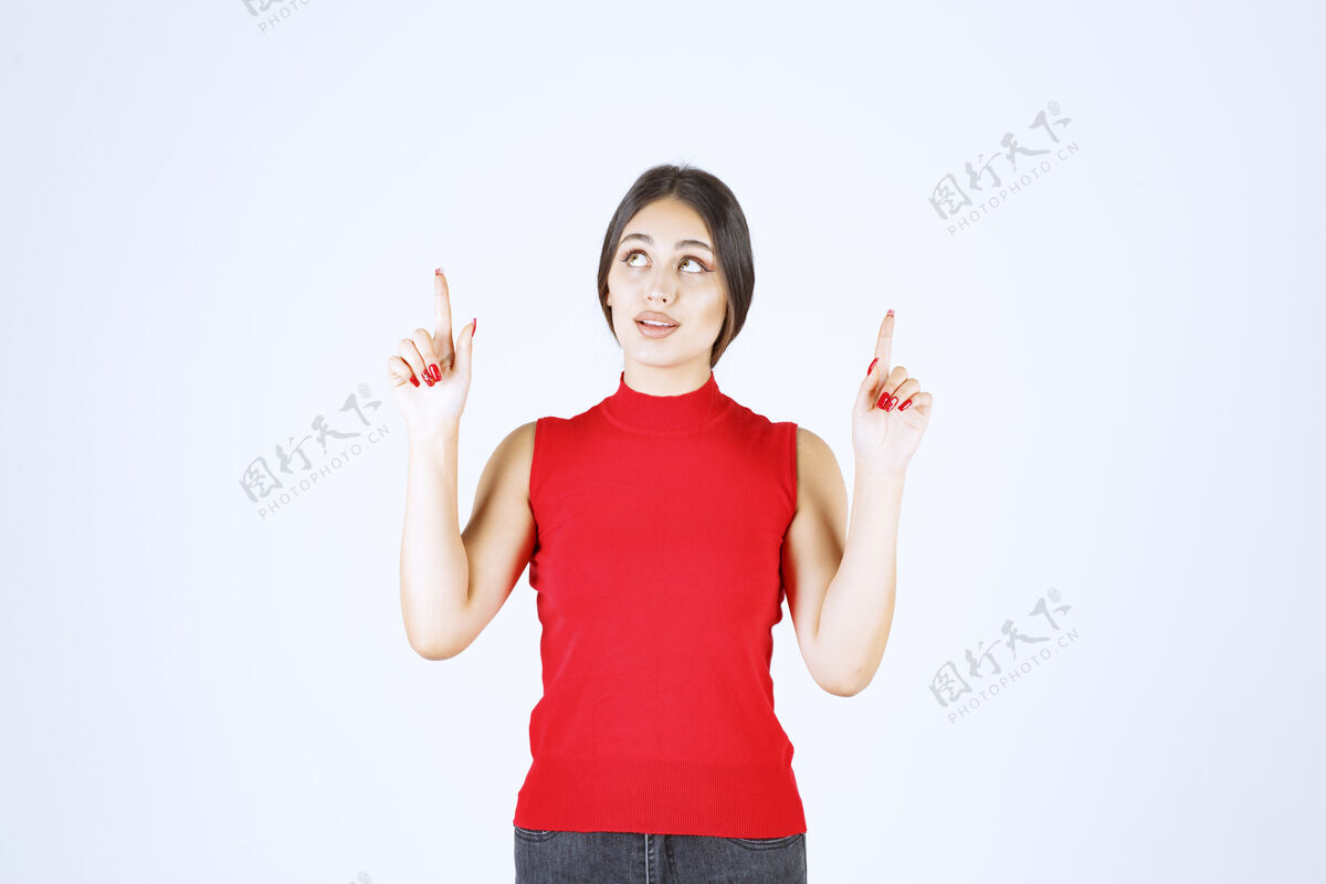 介绍穿红衬衫的女孩举手指着上面成人地点工人