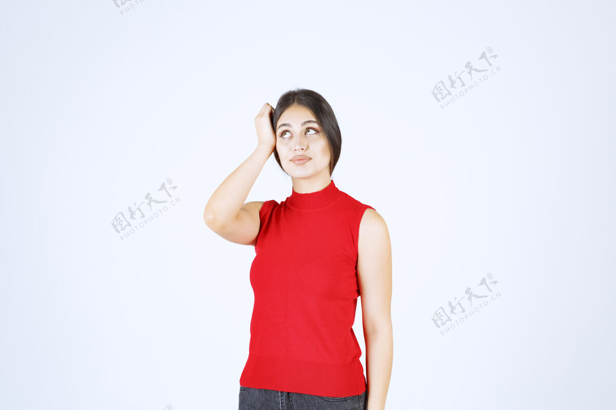 服装穿红衬衫的女孩摆出中性 积极和吸引人的姿势年轻工人人类
