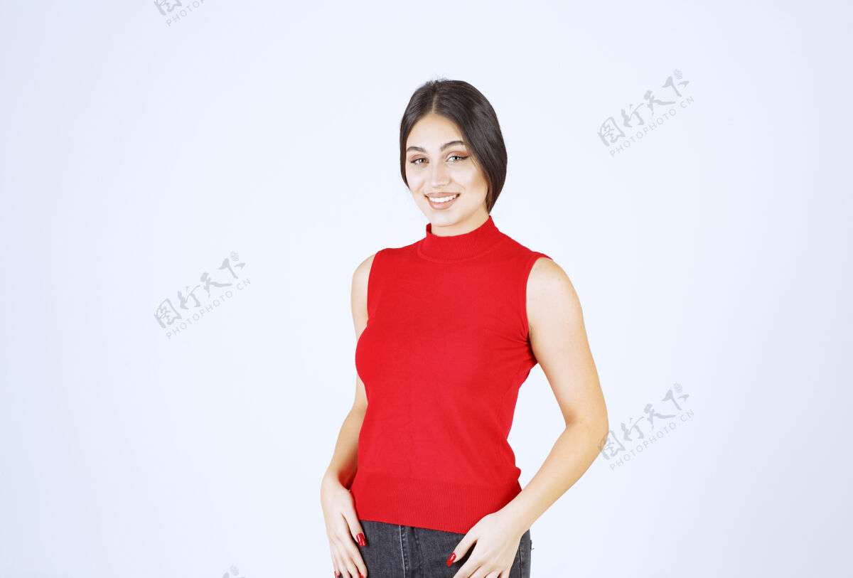 吸引力穿红衬衫的女孩摆出可爱诱人的姿势雇员女人人