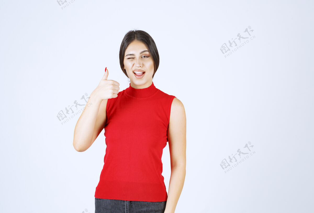 服装穿红衬衫的女孩眨眨眼 表示满意人类女人女性