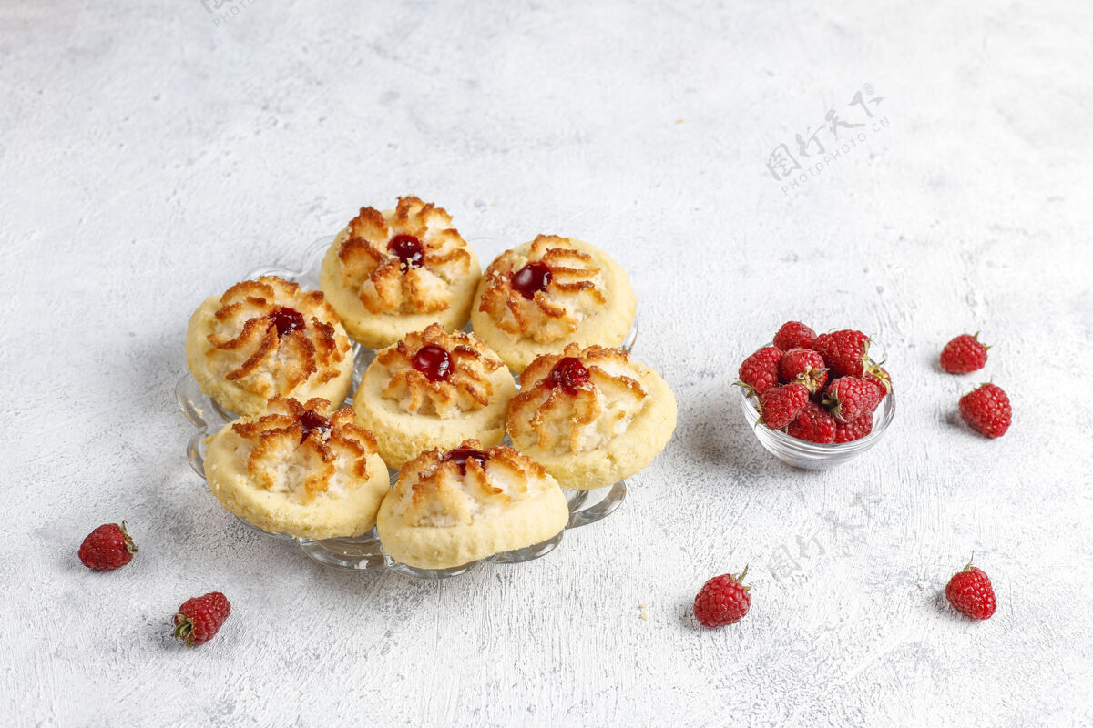 面包房美味的曲奇配上树莓果酱和新鲜的树莓烹饪美味自制