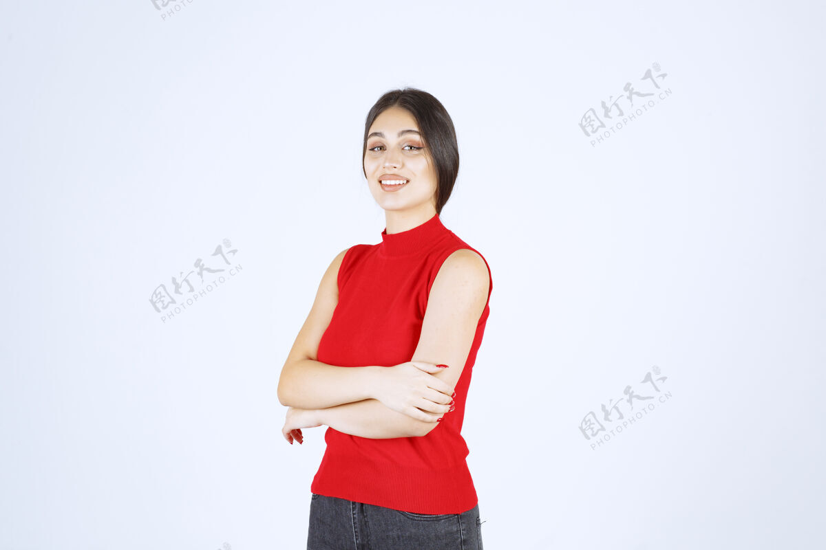 人类穿红衬衫的女孩摆出中性 积极和吸引人的姿势诱惑员工漂亮