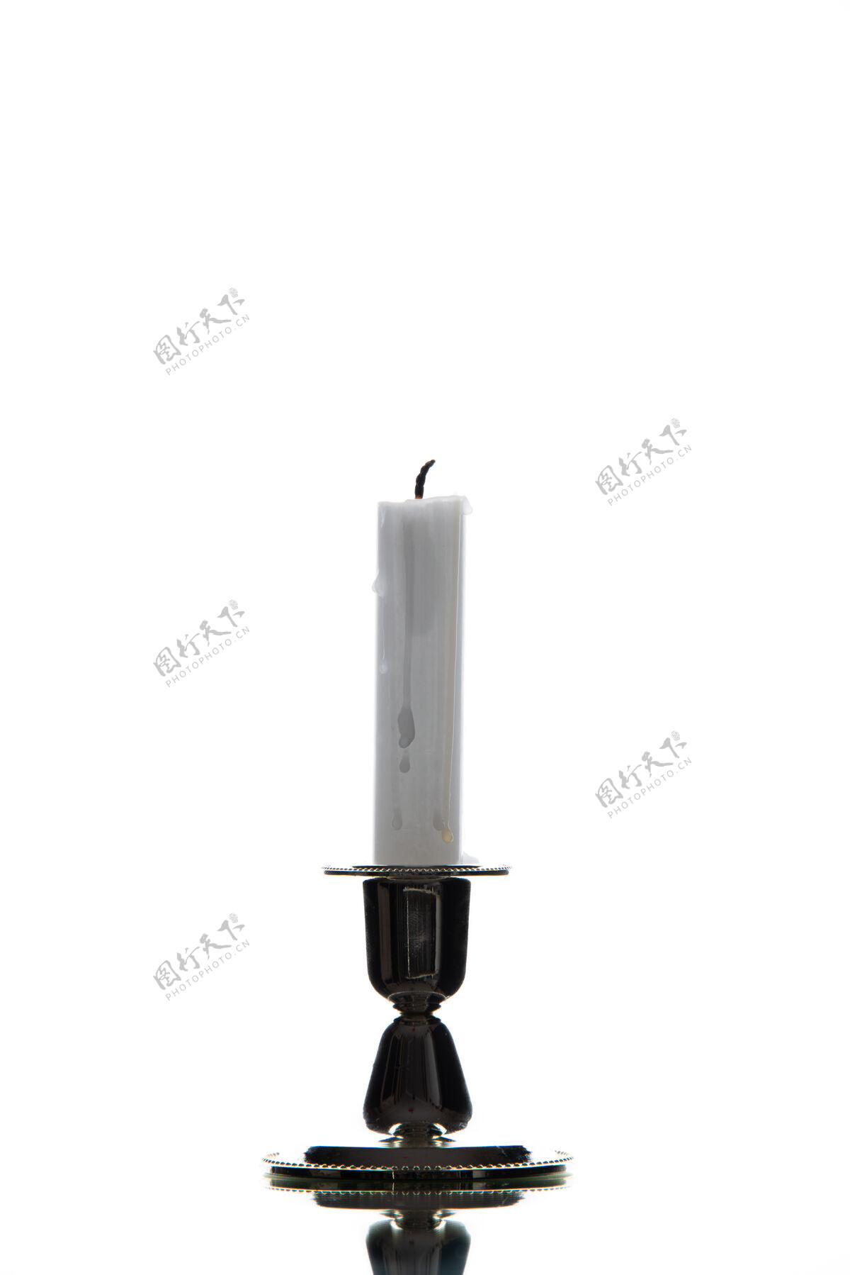 金属白色蜡烛的正视图钢工具玻璃
