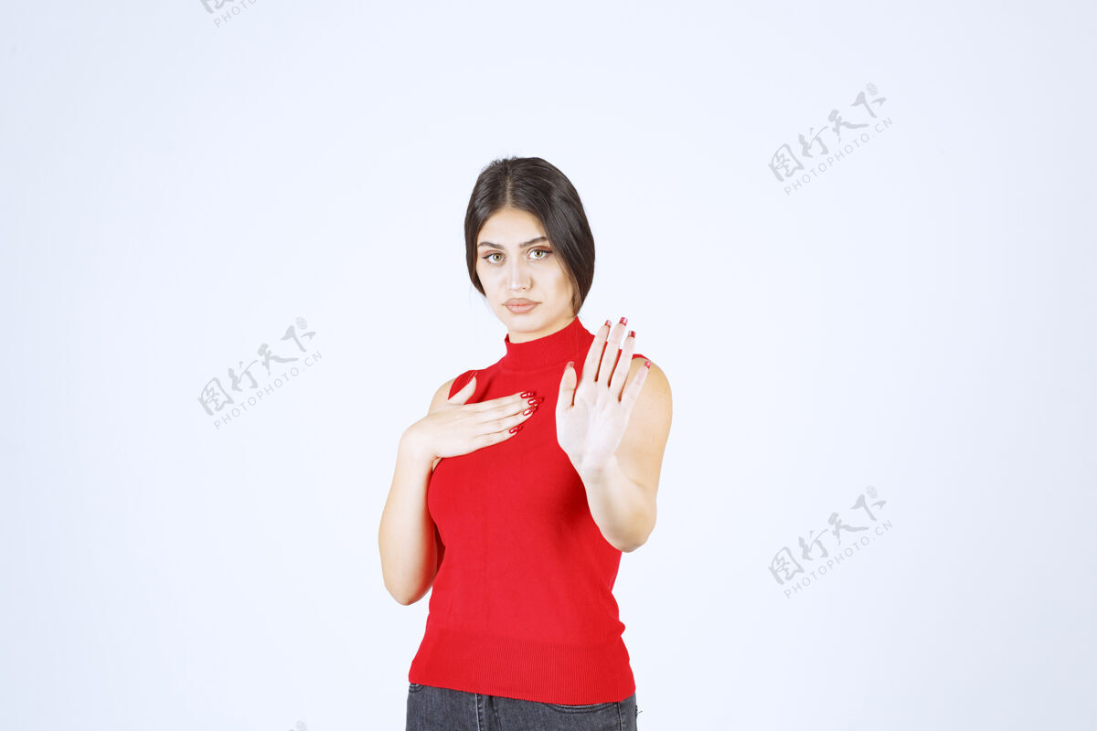 人穿红衬衫的女孩指着自己成人年轻人职员