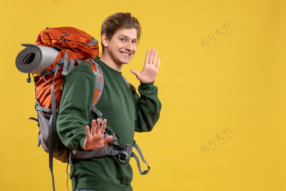 年轻的男性正面图年轻男子背着背包准备远足远足旅游人