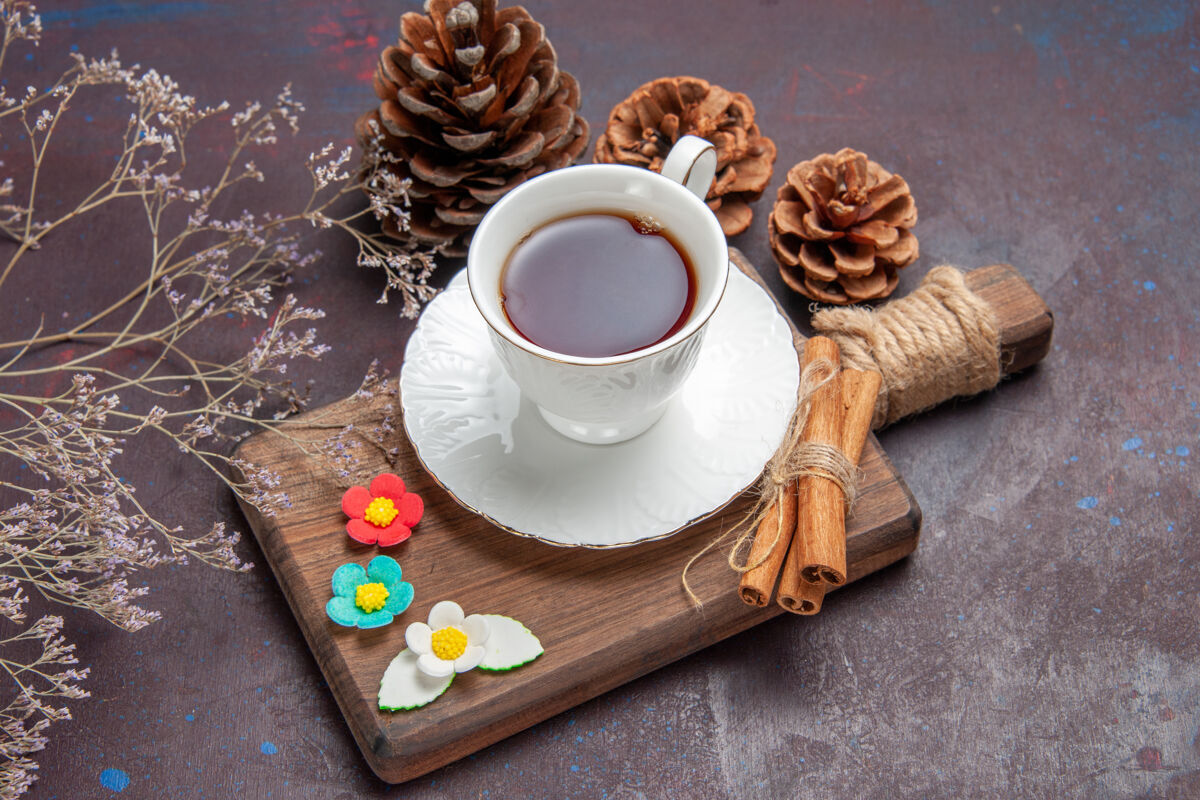 咖啡前视茶杯内有茶盘 茶杯内有茶盘 茶水桌上有茶色 茶水仪式上有茶色桌子里面