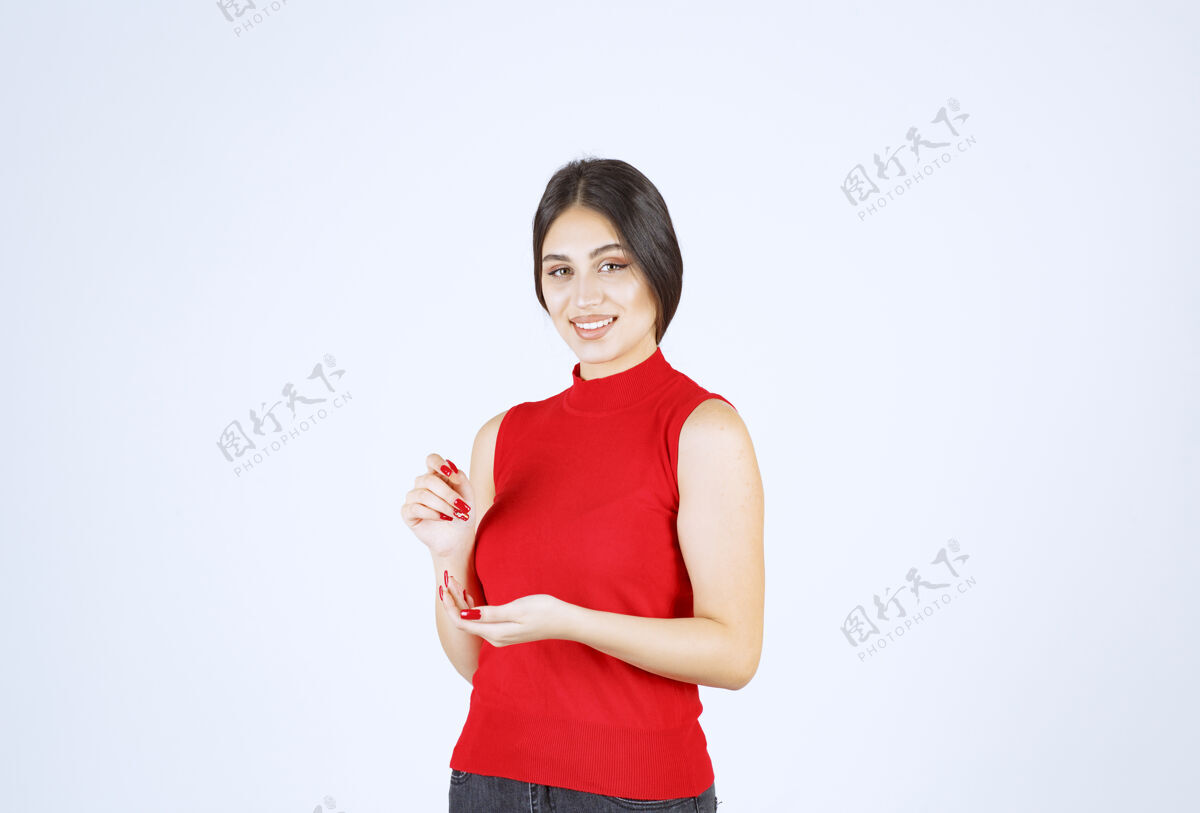 雇员穿红衬衫的女孩指着自己年轻人职员年轻人