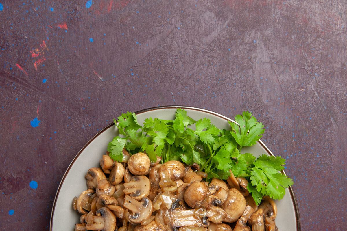 午餐俯瞰美味的熟蘑菇和绿色的深色背景菜晚餐一餐野生植物食物豆类食物顶部