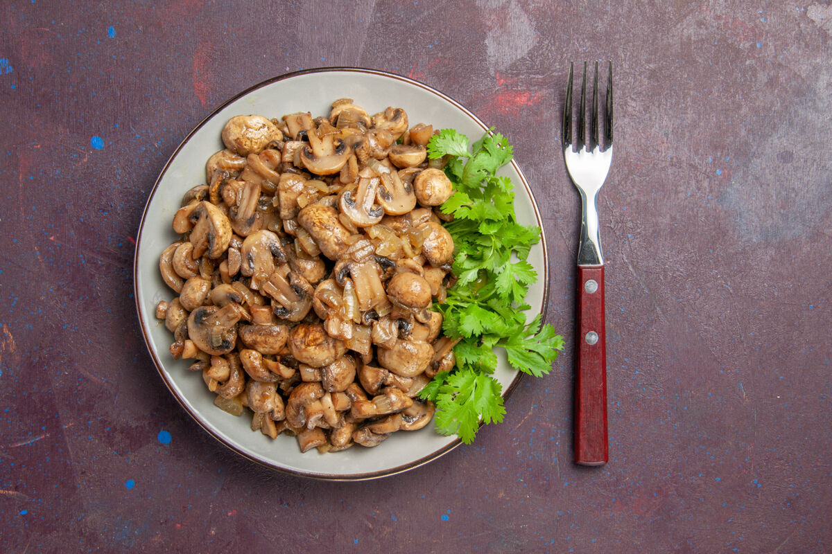 食物俯瞰美味的熟蘑菇和绿色的深色背景菜晚餐食物植物野生早上蔬菜扁豆