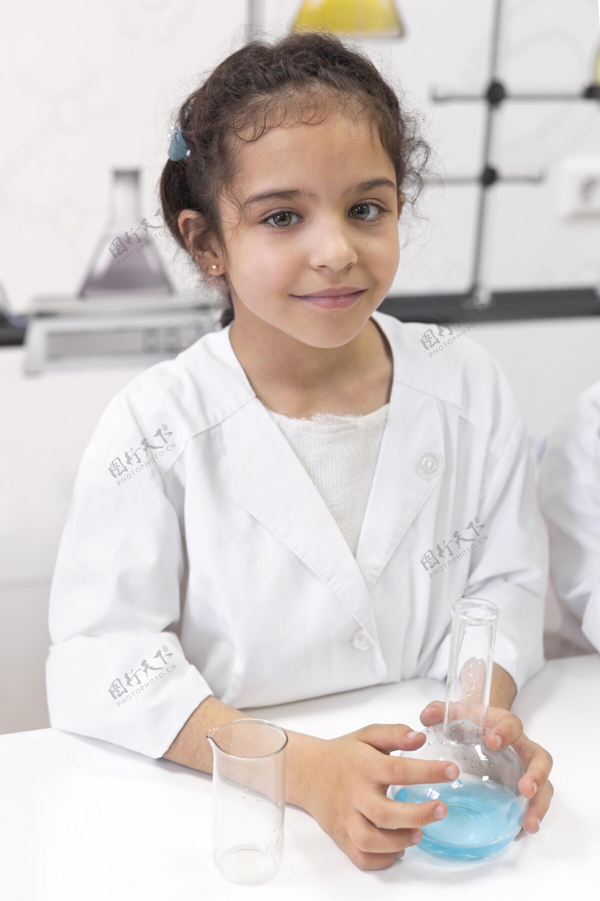 测试小女孩在学校做科学实验学习护理科学
