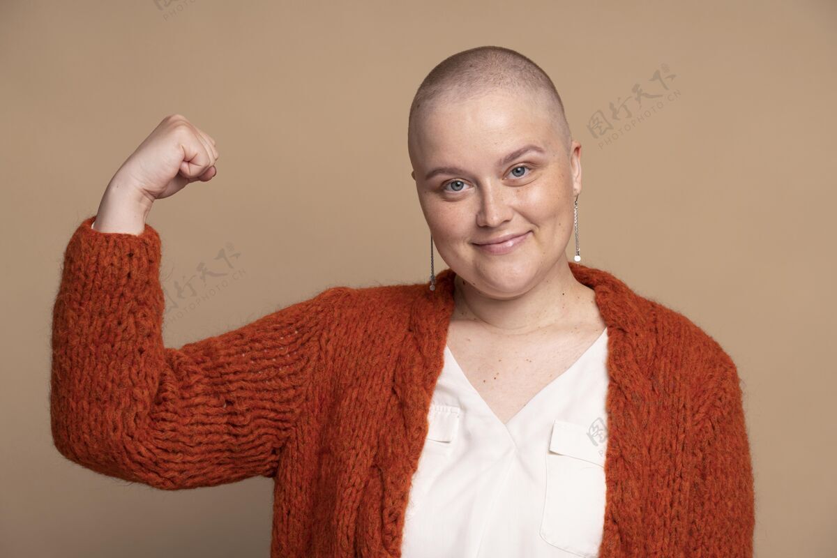 病人笑脸坚强的女人对抗乳腺癌支持医学健康