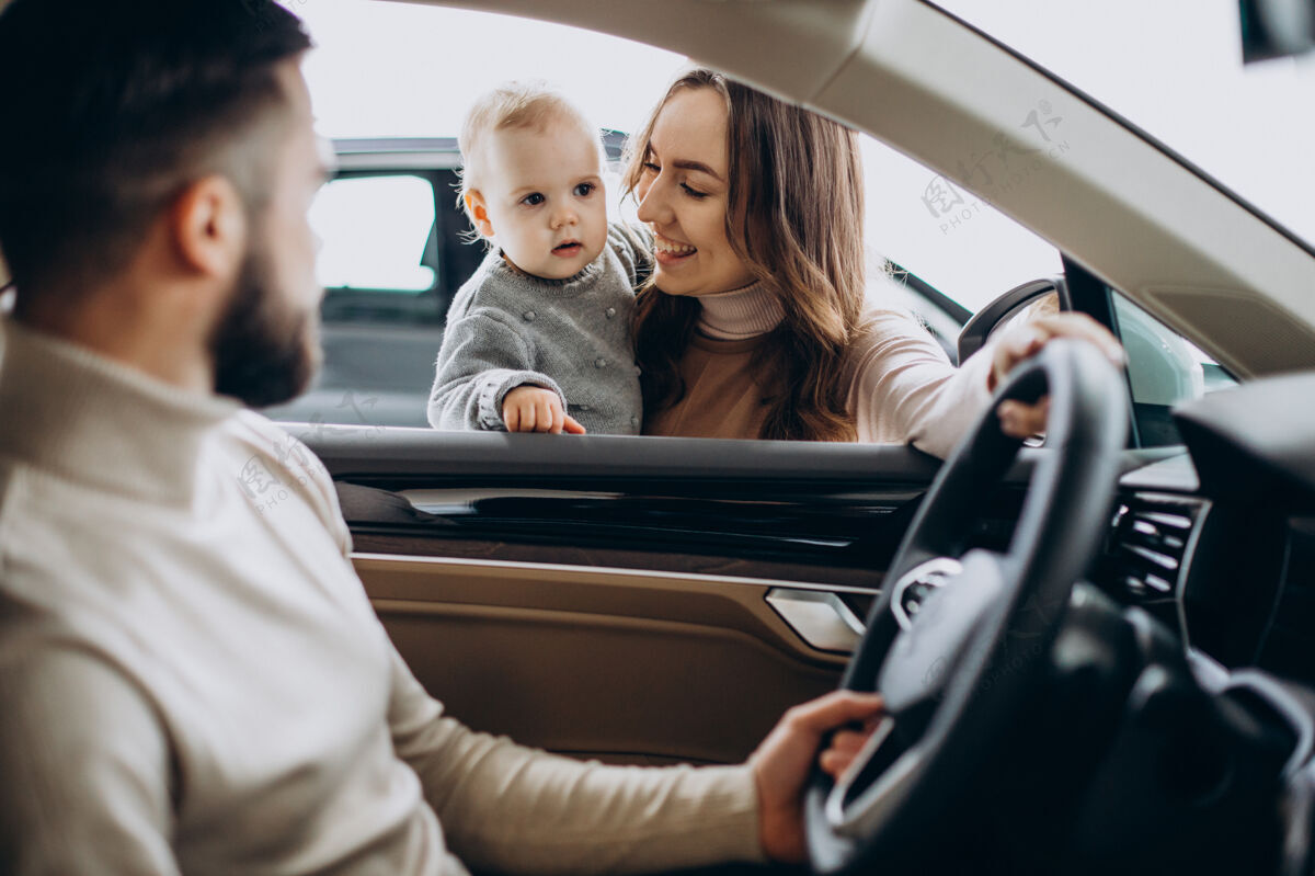 司机有女婴选车的年轻家庭服务孩子保险
