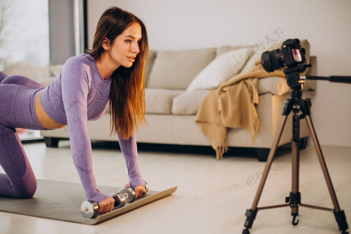能量女人在家里锻炼和制作视频运动博主物理