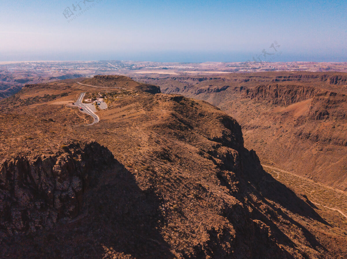 自然鸟瞰大加那利沙漠公路穿越群山石头岩石山峰