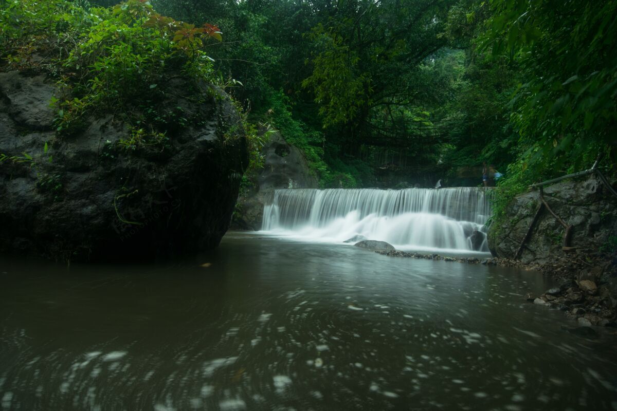 奇迹一个美丽的自然环绕的小瀑布的惊人镜头风景运动河流