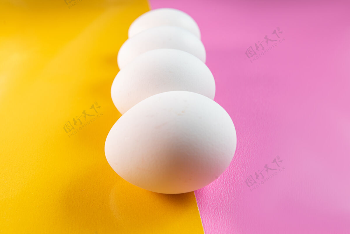 极简黄色和粉色桌子上的鸡蛋营养营养鸡蛋