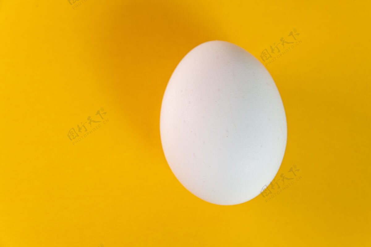 烹饪黄色桌子上的蛋健康食品生的配料