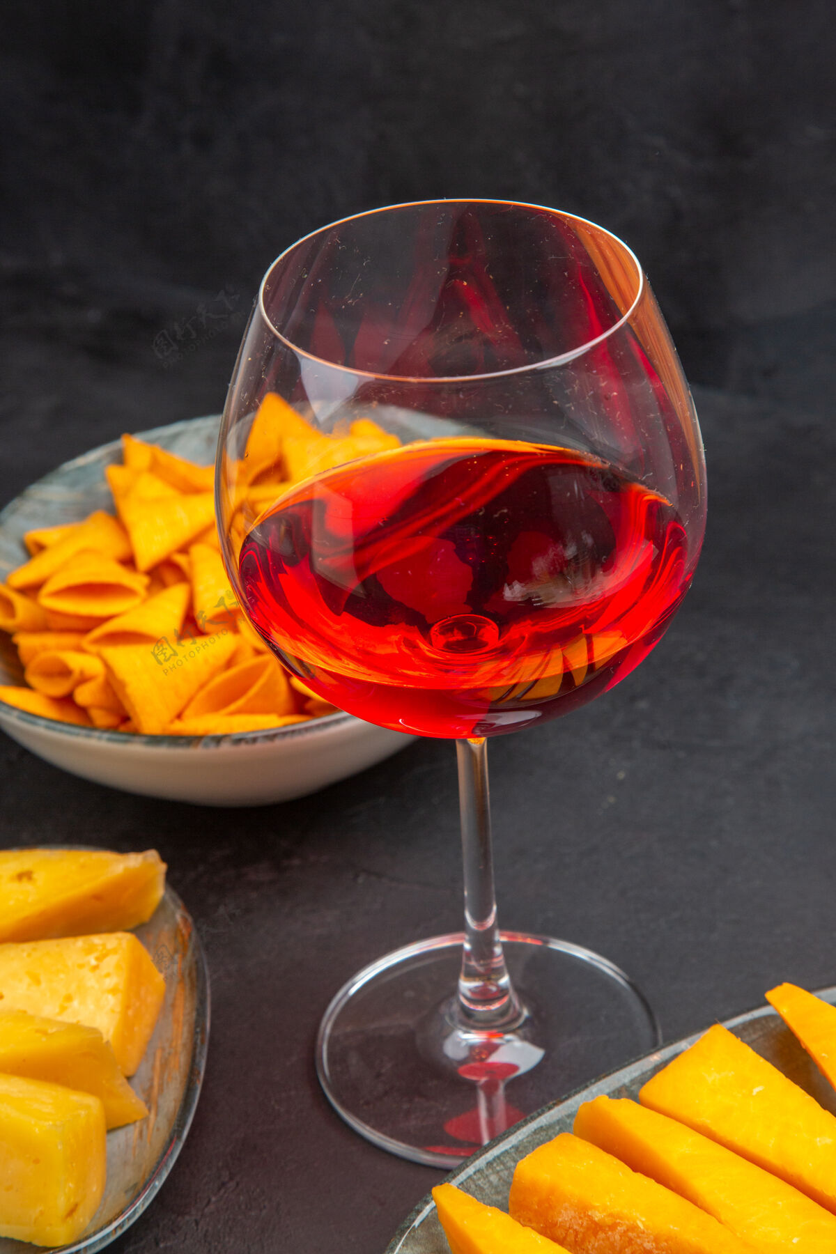 瓶子侧视图美味小吃葡萄酒在一个玻璃酒杯上的黑色背景食物高脚杯酒精