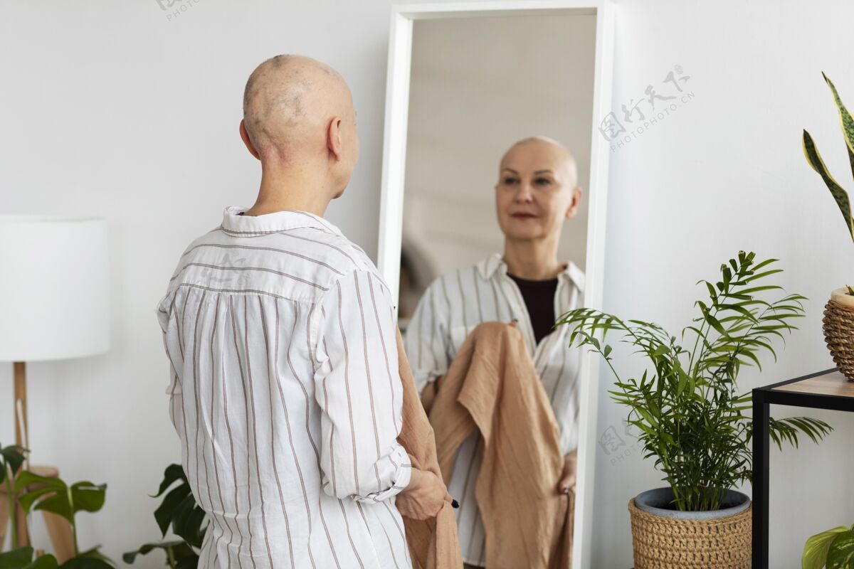 健康皮肤癌的女人照镜子疾病癌症保健