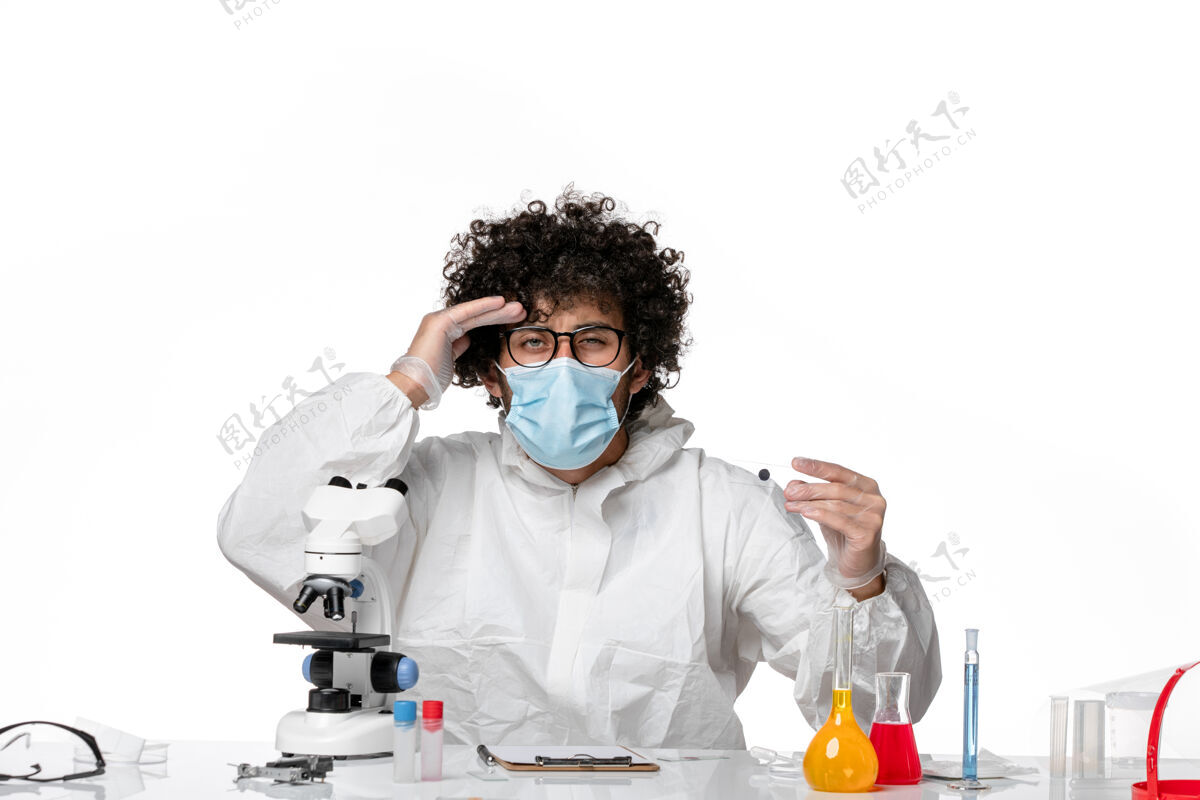 医学正面图：男医生穿着防护服 戴着面罩 拿着浅白色的样品防护医生实验室外套