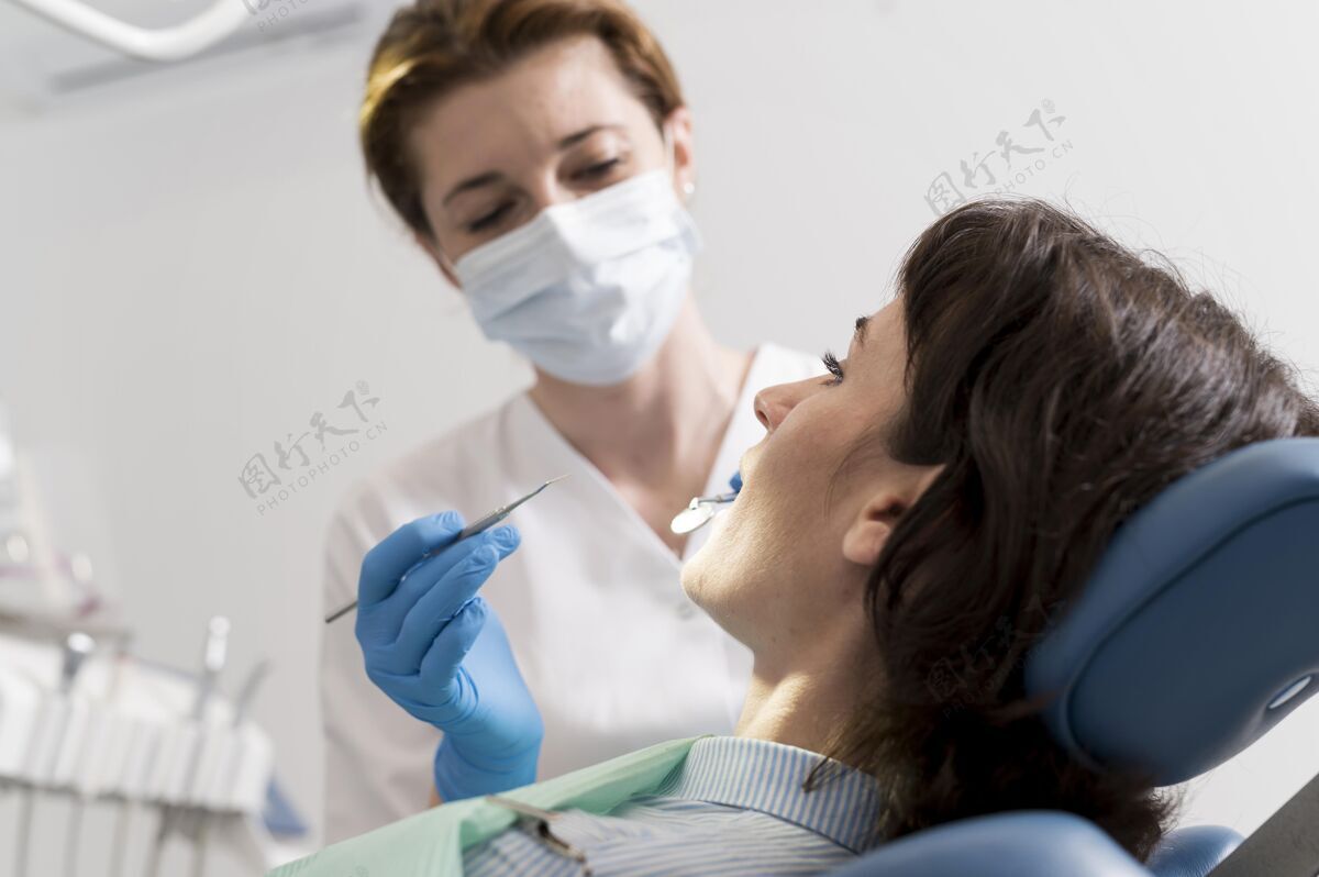 正畸年轻的女病人在正畸医生那里做牙科手术牙医牙科工作工作