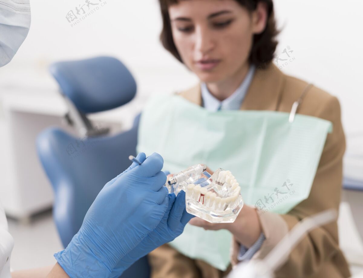 工作女患者正和正畸医生一起看牙模正畸医生工作职业